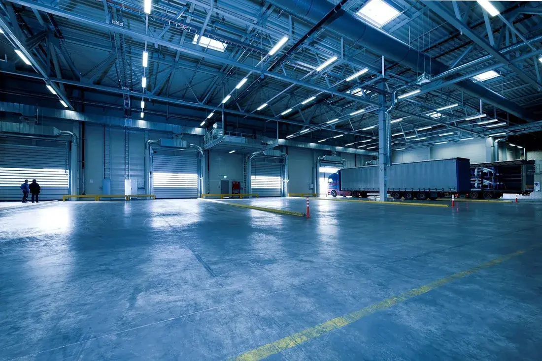 Clean, empty industrial hall under cool light